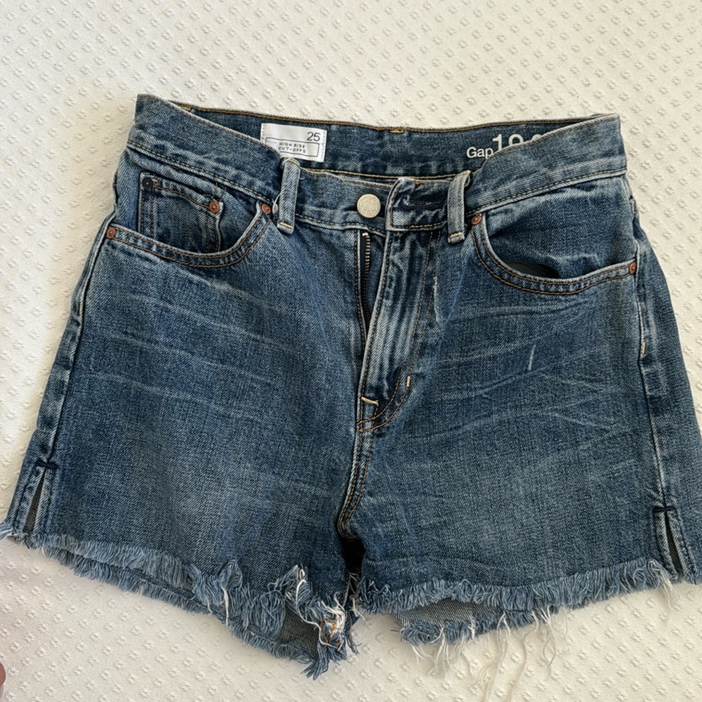 GAP - high waisted jean shorts - size 25